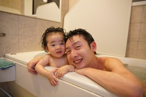 子供と一緒にお風呂に入っている写真