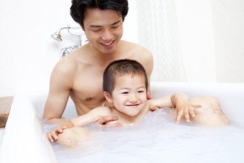 子供と一緒にお風呂に入っている写真