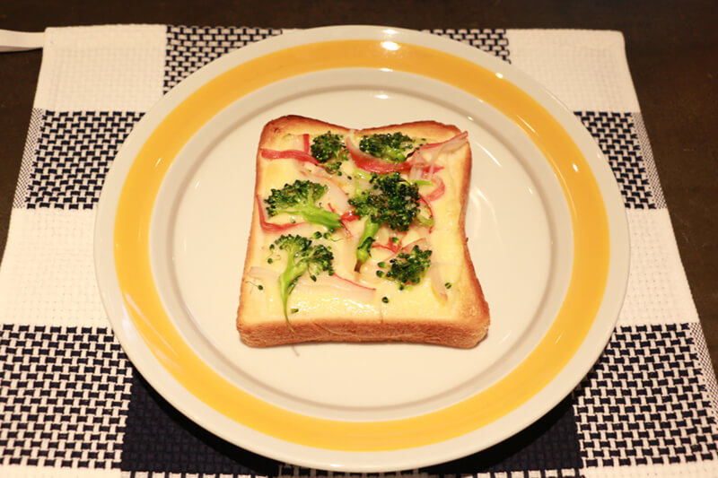 ブロッコリーとカニかまのチーズトーストの写真