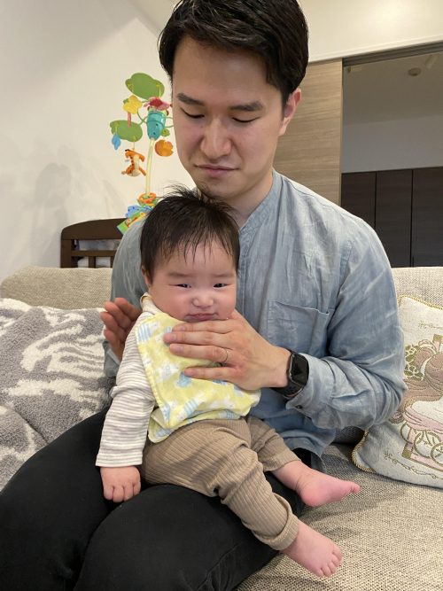 川口先生/女士抱著孩子的照片