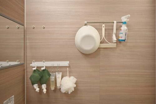 욕실 벽에 걸려 있는 사진