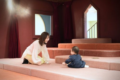 女性と赤ちゃんがいる館内写真
