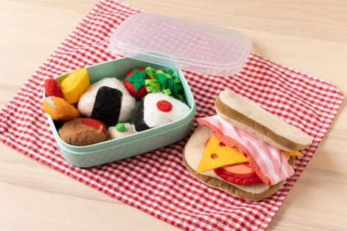 毛毡饭盒的照片。