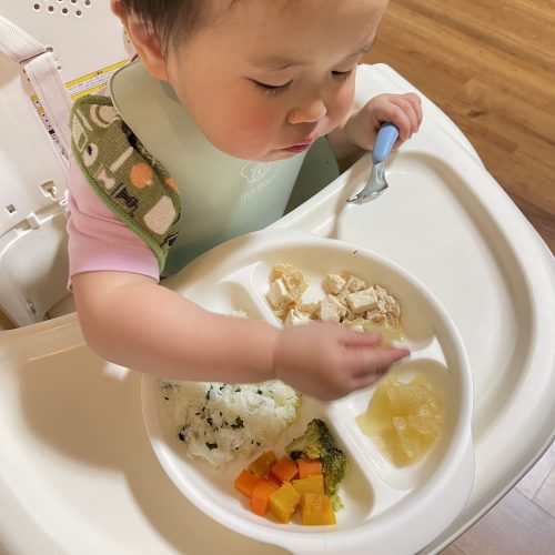 ご飯を食べる子どもの写真